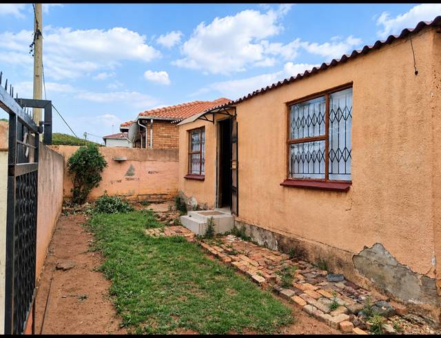 2 BEDROOM HOUSE FOR SALE IN SEBOKENG ZONE 12